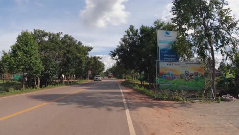 Hiperlapso-De-Conducción-A-Través-De-La-Exuberante-Campiña-Verde-De-Camboya-En-Un-Día-Soleado-Con-Cielos-Azules