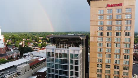 Luftschwenk-Der-Bar-Auf-Dem-Dach-Im-Marriott-Hotel-Und-Kongresszentrum-In-Lancaster,-Pennsylvania,-Regenbogen-Am-Horizont