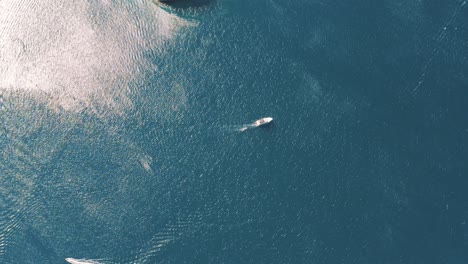 Drone-Aéreo-Volando-Sobre-El-Mar-Mediterráneo-Con-Veleros,-Yates-En-La-Laguna-De-La-Bahía