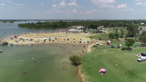 Este-Es-Un-Video-Aéreo-De-Personas-Festejando-En-Little-Park-Park-El-Día-Del-Trabajo-2019