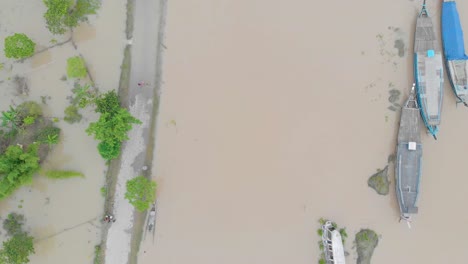 Toma-Giratoria-Aérea-De-Arriba-Hacia-Abajo-De-4k-De-Kamala-Bari-En-La-Isla-Del-Río-Majuli-Sumergida-En-Las-Inundaciones-Monzónicas-De-Brahmaputra