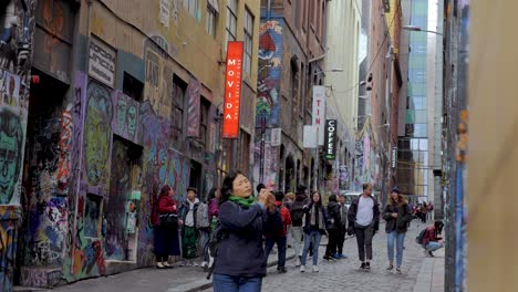 Los-Turistas-Que-Visitan-Obras-De-Arte-De-Graffiti-En-Hosier-Lane-Melbourne-Cbd