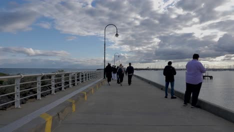 Menschen---Touristen,-Die-Bei-Sonnenuntergang-Am-St.-Kilda-Pier-Spazieren-Gehen