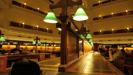 Staatsbibliothek-Victoria-Bei-Nacht-Menschen,-Die-In-Der-Bibliothek-Von-Melbourne-Studieren-Touristenattraktionen-Von-Melbourne,-Bibliothek-Von-Melbourne