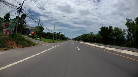 Este-Es-Un-Lapso-De-Tiempo-Con-Una-Cámara-De-Acción-Montada-Frente-Al-Camión,-Conduciendo-De-Pranburi-A-Hua-Hin-Y-De-Hua-Hin-A-Bangkok-En-Phet-Kasem-Road