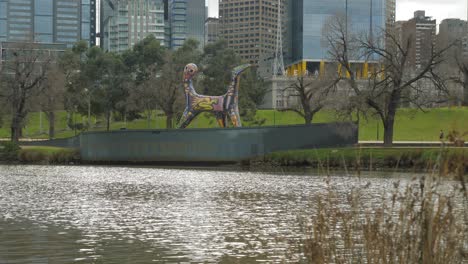 Vista-Panorámica-De-La-Ciudad-A-Lo-Largo-Del-Río-Yarra-Vista-De-La-Ciudad-Desde-La-Orilla-Del-Río,-Melbourne