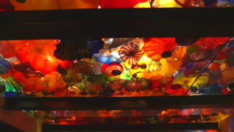 Farbenfrohe-Und-Faszinierende-Deckenkunst-Des-Weltberühmten-Künstlers-Dale-Chihuly-Im-Chihuly-Garden-And-Glass-Museum-In-Seattle,-Washington