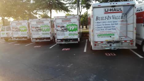 Una-Selección-De-Vehículos-De-Mudanza-Uhaul-Estacionados-En-Un-Lote