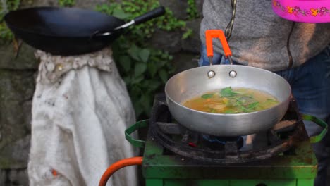 Una-Toma-En-Cámara-Lenta-De-Un-Vendedor-Ambulante-Vertiendo-Sales---Polvo-Frío-Picante-En-La-Sartén-Para-Hacer-Pollo-Frío-Y-Venderlo-En-Las-Calles-De-Darjeeling