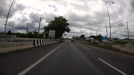 Este-Es-Un-Lapso-De-Tiempo-Con-Una-Cámara-De-Acción-Montada-Frente-Al-Camión,-Conduciendo-De-Pranburi-A-Hua-Hin-Y-De-Hua-Hin-A-Bangkok-En-Phet-Kasem-Road