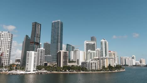 Hermosa-Toma-Aérea-De-Los-Edificios-De-Brickell-En-El-Centro-De-Miami-Frente-Al-Mar-4k