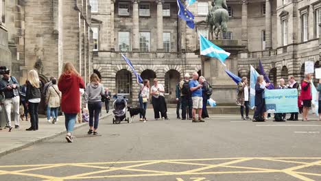 Cámara-Lenta-De-Los-Manifestantes-Y-Los-Medios-De-Comunicación-En-La-Audiencia-Legal-De-La-Prórroga-Del-Parlamento-En-El-Tribunal-De-Sesión-En-Edimburgo