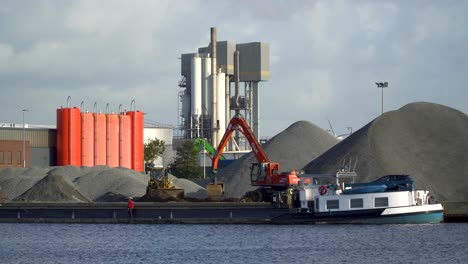 Befüllen-Des-Lastkahns-Mit-Sand-Im-Hafen-Bei-Sonnenaufgang