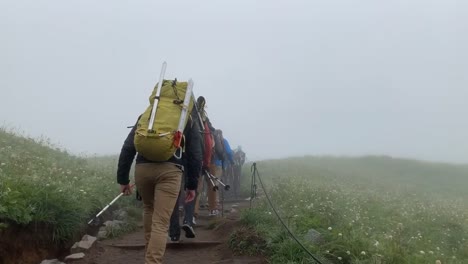 Alpinistas-Serios-Que-Se-Embarcan-En-Un-Viaje-De-Varios-Días-A-La-Cima-Del-Monte