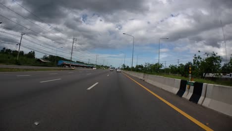 Este-Es-Un-Lapso-De-Tiempo-Con-Una-Cámara-De-Acción-Montada-Frente-Al-Camión,-Conduciendo-De-Pranburi-A-Hua-Hin-Y-De-Hua-Hin-A-Bangkok-En-Phet-Kasem-Road