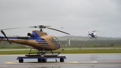 Hubschrauber-Fliegt-Niedrig-Und-Langsam-Vom-Flughafen-In-Stavanger,-Norwegen