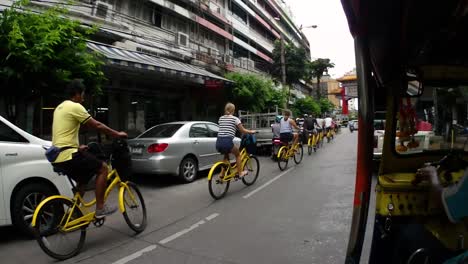 Tuk-Tuk-Fahrt-Durch-Bangkok-Mit-Thailändischen-Polizisten,-Die-Sich-Auf-Der-Linken-Straßenseite-Anstellen:-Redaktionelles-Filmmaterial,-Zeitlupe