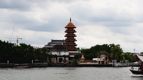 El-Templo-Y-Pagoda-Che-Chin-Khor-En-El-Río-Chaophraya-Es-Famoso-Entre-Los-Devotos-Y-Entre-Los-Dibujantes,-Fotógrafos-Y-Turistas-De-Todo-El-Mundo