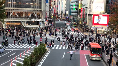 Multitud-De-Personas-En-Shibuya,-Tokio,-Japón