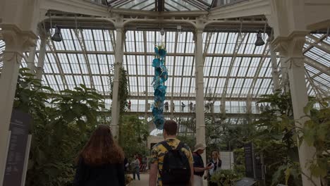 Touristen,-Die-Während-Des-Chihuly-Festivals-Das-Gemäßigte-Haus-In-Kew-Gardens-Betreten