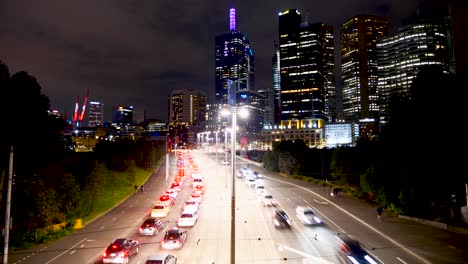 Timelapse-Nocturno-Del-Tráfico-De-Melbourne-En-La-Autopista-Y-El-Ferrocarril