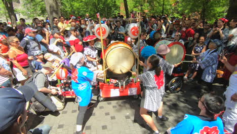 Montreal,-Kanadatag,-Trommler-In-Ganz-Kanada-Versuchen-Den-Größten-Trommelwirbelrekord,-Guinness-weltrekordversuch,-Leute-Beobachten-Percussion-Und-Trommeln-Außerhalb-Einer-Show-Im-Park,-Sommerfest,-Musik