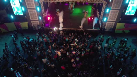 Tanzen-Und-Twerken-In-Karnevalskostümen-Mit-Nebel-Und-Menschenmenge-Im-Vordergrund