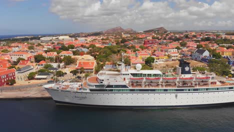 Panorámica-Aérea-De-Un-Crucero-Y-El-Barrio-De-Otrobanda-En-Willemstad,-Curacao