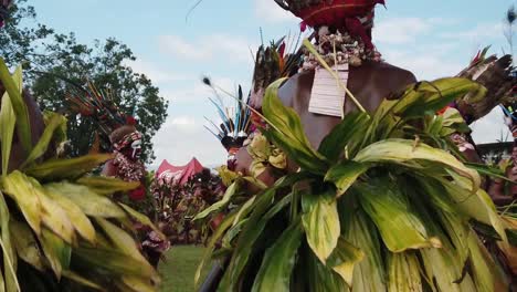 Faldas-De-Hojas-De-Hierba-Rebotan-En-Cámara-Lenta-Mientras-Los-Artistas-Bailan,-Espectáculo-De-Goroka