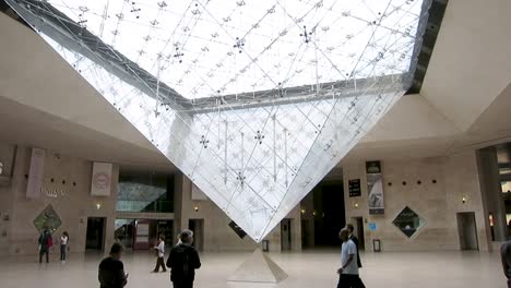 Imágenes-De-Gran-Inclinación-Desde-Abajo-Hasta-La-Parte-Superior-De-La-Pirámide-De-Vidrio-Invertida-Dentro-De-La-Sala-Principal-Del-Museo-Del-Louvre,-París,-Francia