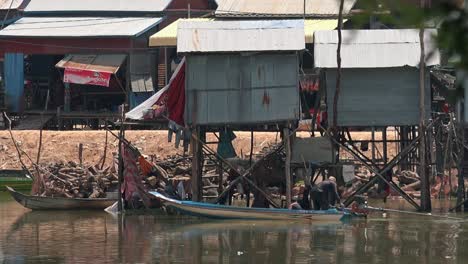 Barco-De-Pesca-En-El-Pueblo-Flotante