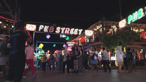 Encrucijada-En-El-Centro-De-La-Calle-Pub-Llena-De-Turistas-Por-La-Noche