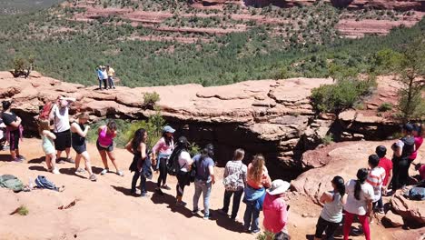 Eine-Menschenmenge-An-Der-Teufelsbrücke-Im-Coconino-National-Forest-In-Der-Nähe-Von-Sedona,-Arizona