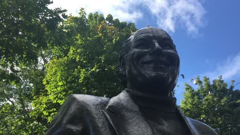 Al-Waxman,-King-of-Kensington-Statue-proudly-on-display-at-Bellevue-Square-Park,-low-angle