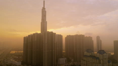 Teil-Fünf-Sonnenaufgang-In-Einer-Stadt-Aus-Der-Luft-In-Se-Asien-Mit-Extremer-Luftverschmutzung
