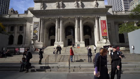 Personas-De-Pie-En-La-Biblioteca-Pública-De-Nueva-York,-Tiro-Al-Nivel-De-Los-Ojos