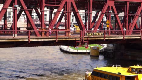 Chicago-Water-taxi---boat-on-river---river-walk