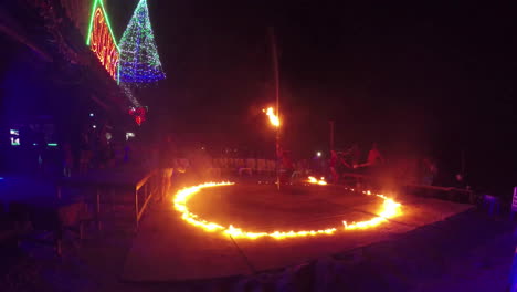 Un-Espectáculo-De-Danza-Del-Fuego-A-última-Hora-De-La-Tarde-En-La-Isla-Phi-Phi