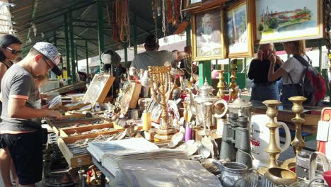 Gente-Comprando-Antigüedades-Y-Bienes-Usados-En-El-Mercado-De-Pulgas-En-Cracovia,-En-Cámara-Lenta