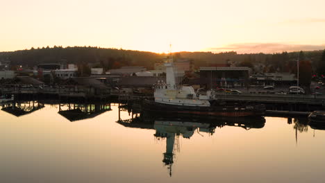 Siluetas-De-Barcos-Y-Edificios-Al-Atardecer-En-Coos-Bay,-Oregon