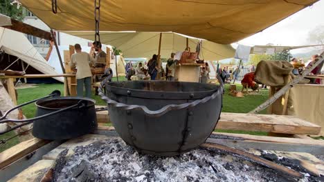 Kochen-Von-Speisen-Im-Alten-Topf-Mittleren-Alters,-Mittelalterliches-Ereignis,-Stetige-Zeitlupe