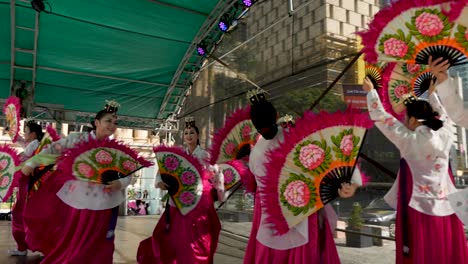 Cultura-De-Corea-Del-Sur,-Espectáculo-De-Danza,-Mujeres,-Vestido,-Tradicional,-Danza-Tradicional-Coreana-De-Asia,-Buchaechum