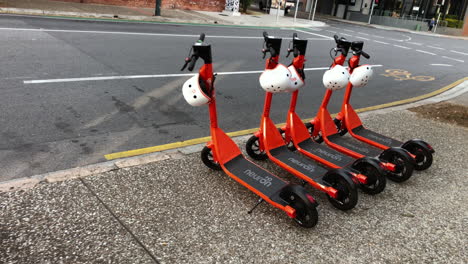 Orange-E-scooter-Warten-In-Brisbane-Darauf,-Gemietet-Zu-Werden