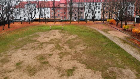 Eine-Fliegende-Drohnenaufnahme-Eines-Herbstlichen-Fußballplatzes-In-Einer-Nachbarschaft-An-Einem-Kalten-Tag