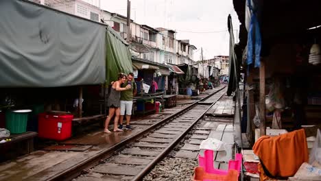 Eine-Aufregende-Zugfahrt-Zum-Mae-Klong-Eisenbahnmarkt