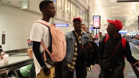 Afrikanische-Jungs-Auf-Einem-Fahrsteig-Am-Internationalen-Flughafen-Von-Dubai