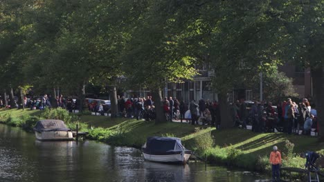 Gente-Bordeando-Las-Calles-De-Un-Canal-En-Leiden,-Países-Bajos,-En-La-Celebración-Anual-De-Octubre-Del-Alivio-De-Leiden