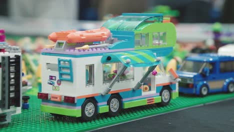 Construcción-Con-Lego-De-Una-Caravana-De-Vacaciones-|-Camara-Lenta