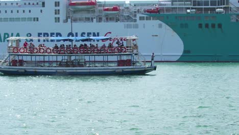 Boat-view-with-tourists-moving-from-left-to-right-in-Barcelona