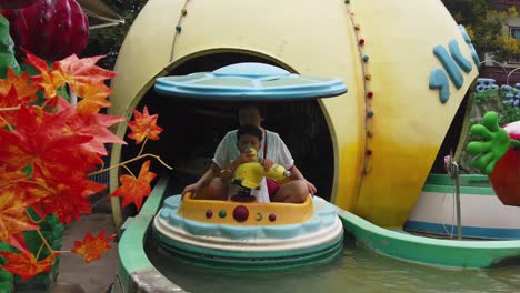 Xian,-China---Agosto-De-2019:-Madre-E-Hijo-En-Un-Divertido-Bote-Nadando-A-Través-Del-Túnel-En-El-Parque-Infantil